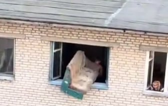В Беларуси двое мужчин нашли оригинальный способ избавиться от старой мебели: выбросили ее из окна пятого этажа