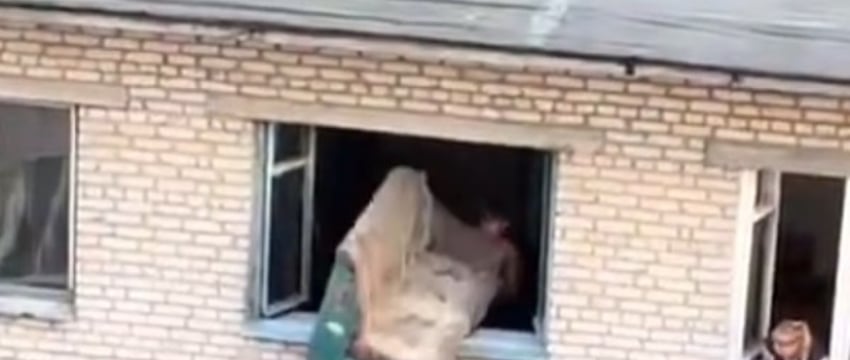 В Беларуси двое мужчин нашли оригинальный способ избавиться от старой мебели: выбросили ее из окна пятого этажа