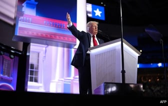 Дональд Трамп принимает выдвижение от Республиканской партии на фоне скандирования в честь США из толпы