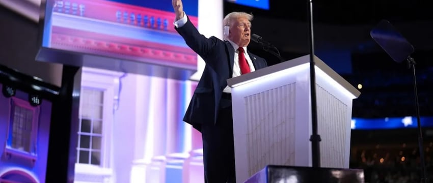 Дональд Трамп принимает выдвижение от Республиканской партии на фоне скандирования в честь США из толпы