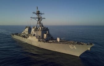 США направляют больше военных кораблей и истребителей на Ближний Восток в условиях растущей напряженности.