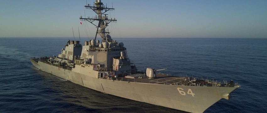 США направляют больше военных кораблей и истребителей на Ближний Восток в условиях растущей напряженности.