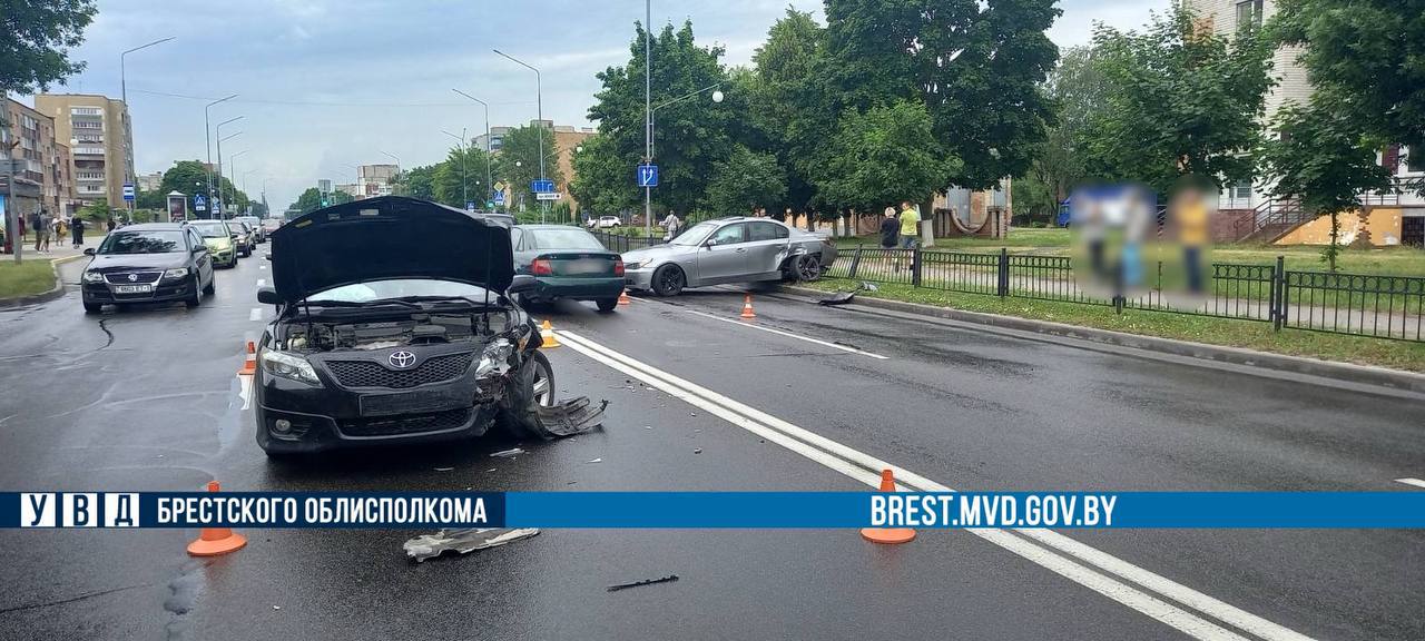 В Пинске BMW не уступил дорогу. Вот к чему это привело