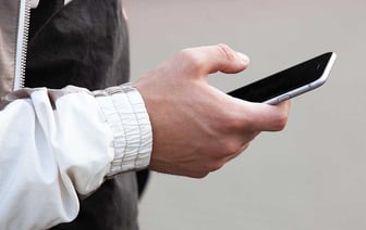 В Гродно мужчина хотел выгнать незваного гостя и позвонил в милицию, но потом передумал — что было дальше