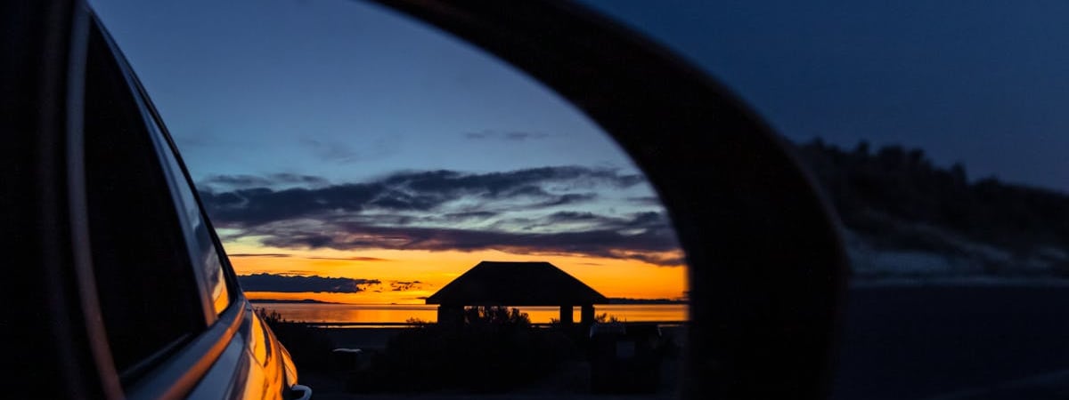 Что означает белое полотенце на зеркале авто? Этот трюк стоит взять на вооружение белорусским водителям — Полезно