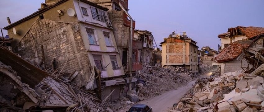 В Турции на 865 лет посадили строителя разрушенных землетрясением квартир.