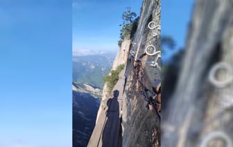 «От просмотра душа в пятки ушла» — Видео с самой опасной пешей тропы мира пощекотало нервы тысячам зрителей — Видео