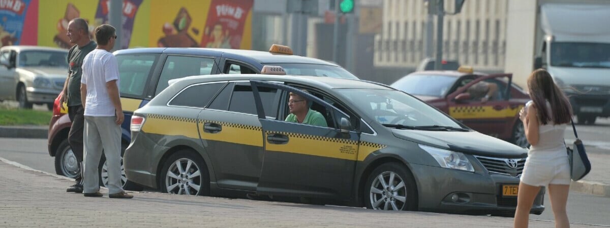 Минский таксист рассказал как зарабатывает 250 рублей за смену. Это легально?