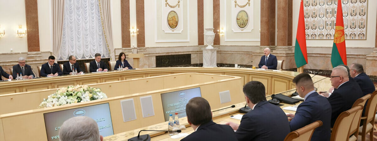 «Это что за мода?» – Лукашенко приказал встряхнуть вузы и «бороться» за то, чтобы молодежь «училась и работала здесь»