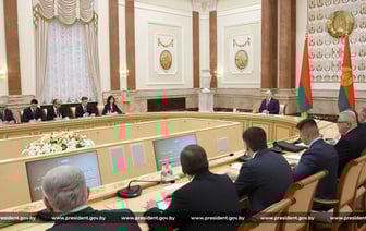 «Это что за мода?» – Лукашенко приказал встряхнуть вузы и «бороться» за то, чтобы молодежь «училась и работала здесь»