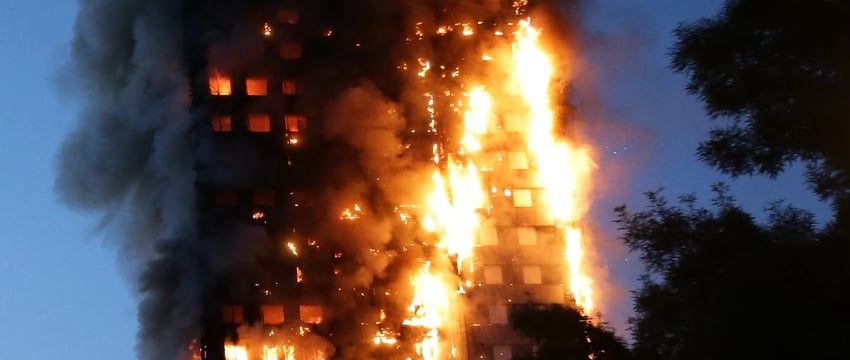 По данным исследования, смертей при пожаре в небоскребе в Великобритании, унесших жизни 72 человек, "можно было избежать".