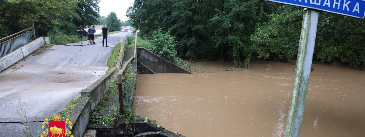Повреждение моста, дороги и подтопление дворов — ливень натворил беды в деревнях под Гродно UPD