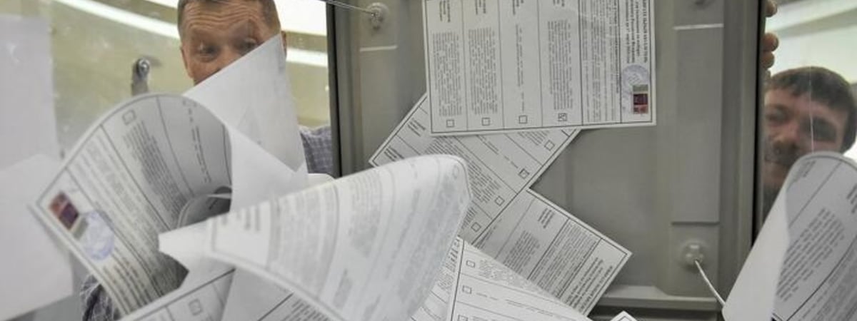 В России проводят проверку по «остросюжетному» вбросу бюллетеней (где женщина ползла к урне, а потом с ней обнималась)