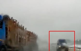 Маршрутка попыталась обогнать лесовоз по встречной обочине. Чем все закончилось?