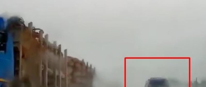 Маршрутка попыталась обогнать лесовоз по встречной обочине. Чем все закончилось?