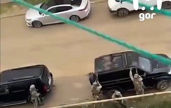 В Дагестане РФ задержали трех человек, «планировавших теракты». У них нашли оружие и взрывное устройство — Видео