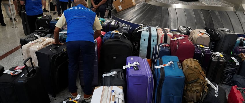 Microsoft обвиняет Delta в том, что она изо всех сил пытается оправиться от глобального сбоя.