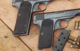 В Бресте под крышей старого здания нашли два пистолета