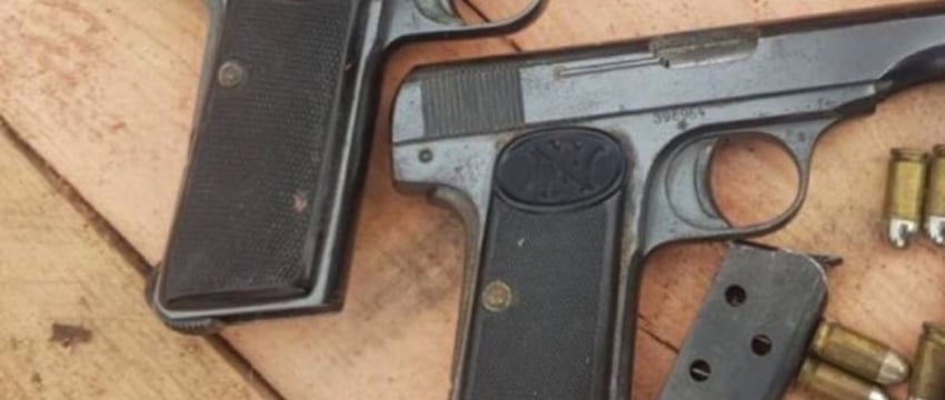 В Бресте под крышей старого здания нашли два пистолета