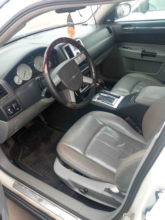 Chrysler 300C, служивший в МВД, продают в Беларуси. За сколько?
