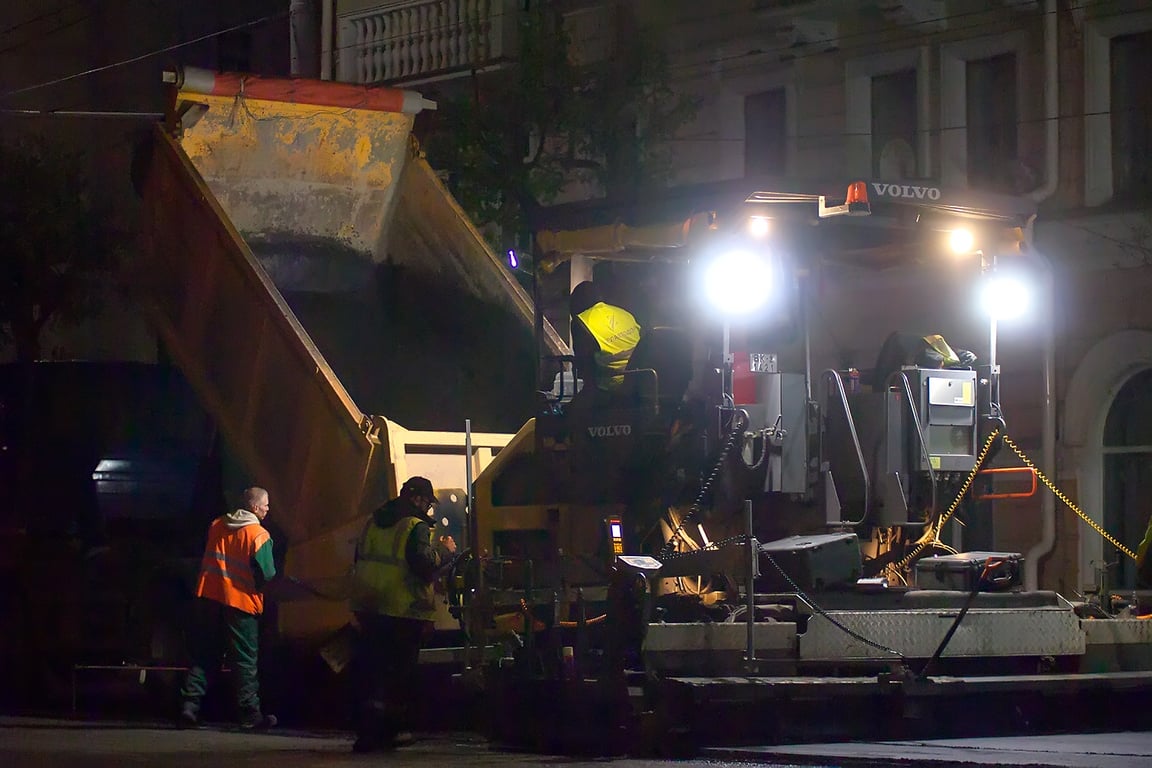 Загрузка смеси в асфальтоукладчик. Ночные работы по замене асфальтобетонного покрытия на улице Ленина в Витебске. Фото Сергея Серебро