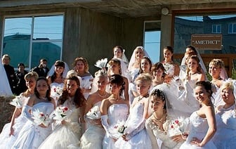 Россияне массово бронируют свадьбы на 24 февраля