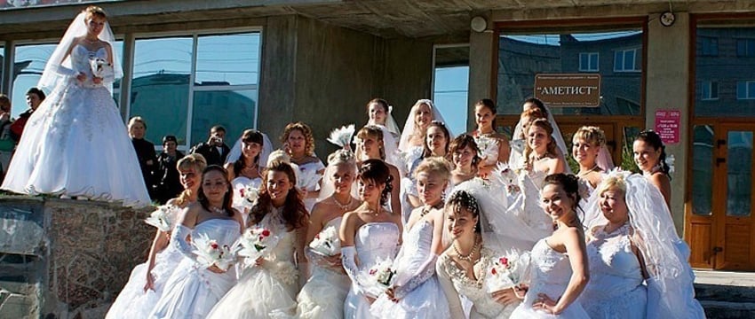 Россияне массово бронируют свадьбы на 24 февраля