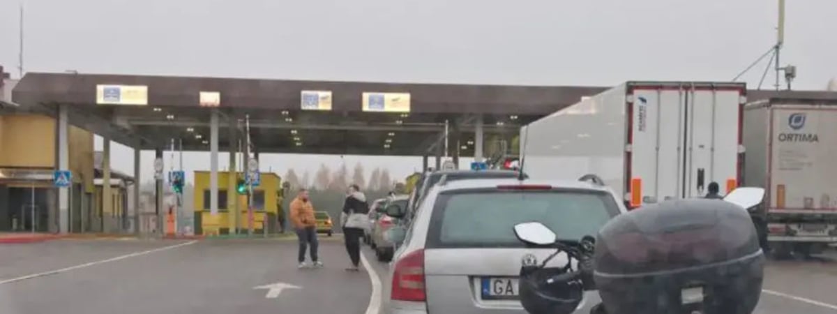 На границе с Литвой вернулись очереди из легковых авто