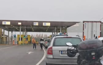 На границе с Литвой вернулись очереди из легковых авто