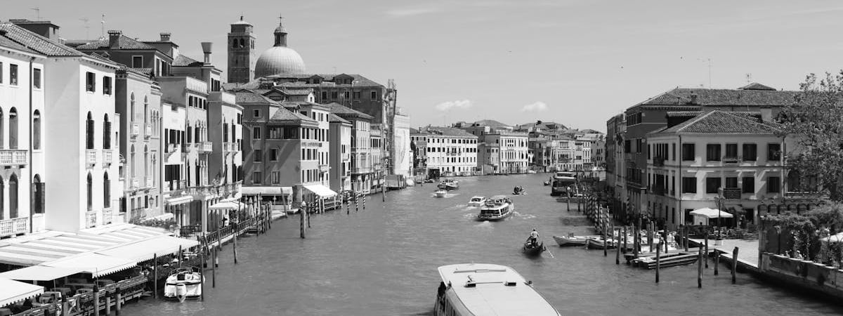 За первые два месяца года объем торговли через Суэцкий канал упал на 50%