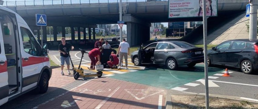 Geely сбил девушку и ребенка, которые ехали на одном самокате в Минске