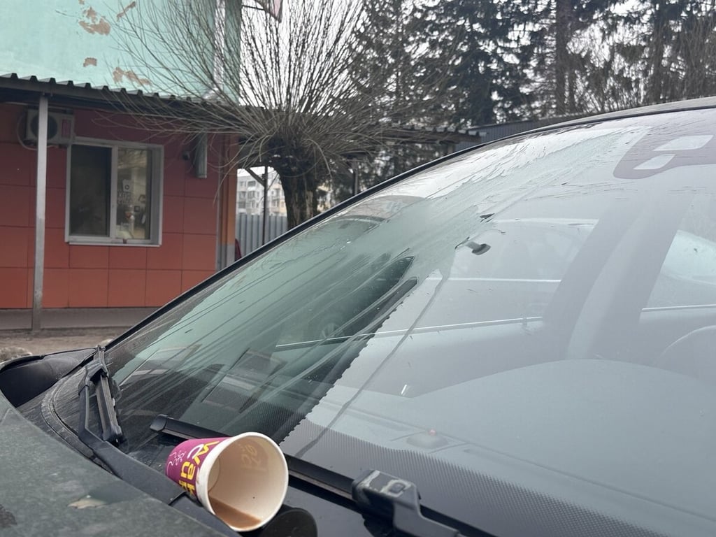 В Беларуси прохожий разлил горячий кофе на лобовое стекло автомобиля. Какое грозит наказание?