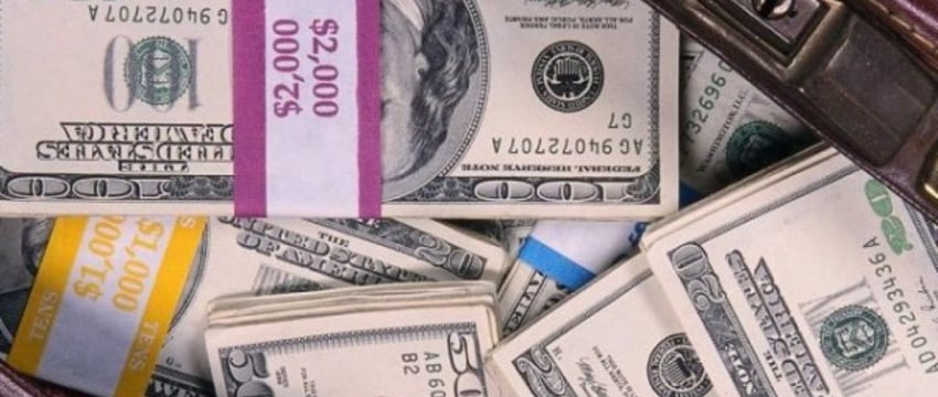 Белорус украл сумку с 12 тыс. долларов и поехал в сауну отдыхать с девушками легкого поведения