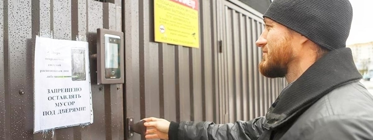 В одном из дворов Минска для выброса мусора теперь нужно «предъявить личность». Это как? — Фото