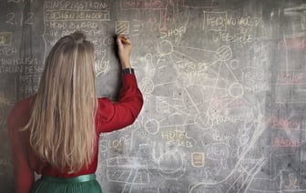 В Минобразования посоветовали белорусским школьникам перед ЦЭ повесить на видном месте стикер с такой надписью — Полезно