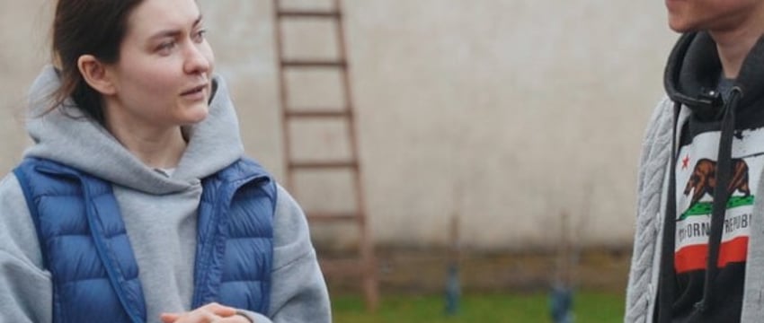 «Мы хотим тут жить». Как молодая семья из Пинска восстанавливает сразу два старых дома в деревне