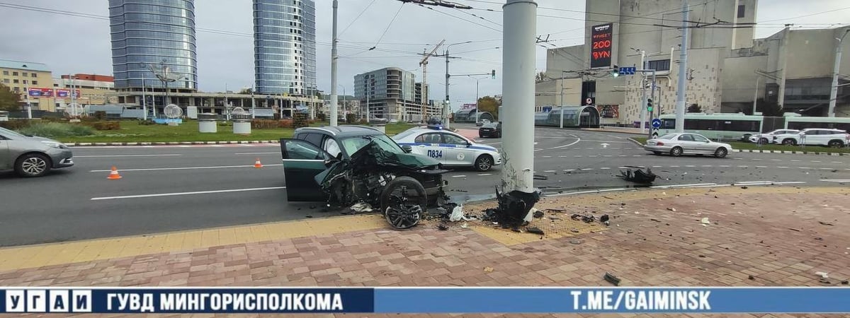 В Минске у универсала отлетели колеса после столкновения со столбом — Видео