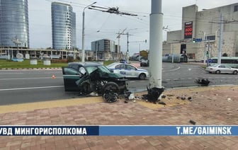 В Минске у универсала отлетели колеса после столкновения со столбом — Видео