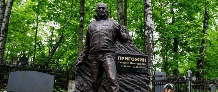 Установлен памятник Евгению Пригожину в Санкт-Петербурге