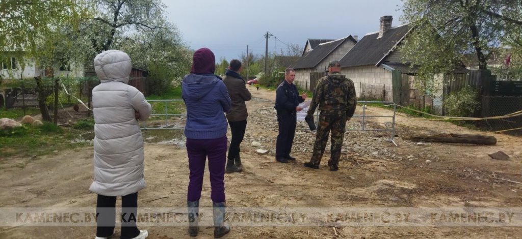 Житель Каменца перекрыл часть улицы колючей проволокой, чтобы «ускорить» ремонт дороги