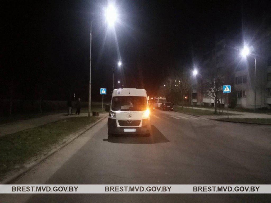 В Бресте водитель маршрутки сбил девушку