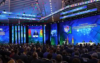 Лукашенко заочно обратился к ЕС и пообещал не стоять перед ним «на коленях с петлёй на шее». Из-за чего?