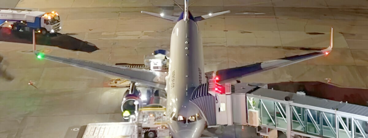 В аэропорту Минска показали, как готовят к полёту Airbus A-320 — Видео