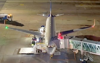 В аэропорту Минска показали, как готовят к полёту Airbus A-320 — Видео