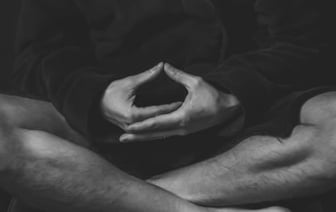 Мне нравятся женщины постарше, а ровесницы совсем не привлекают. Нормально ли это, объяснил сексолог