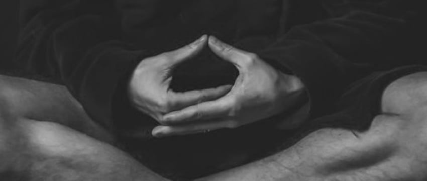 Мне нравятся женщины постарше, а ровесницы совсем не привлекают. Нормально ли это, объяснил сексолог