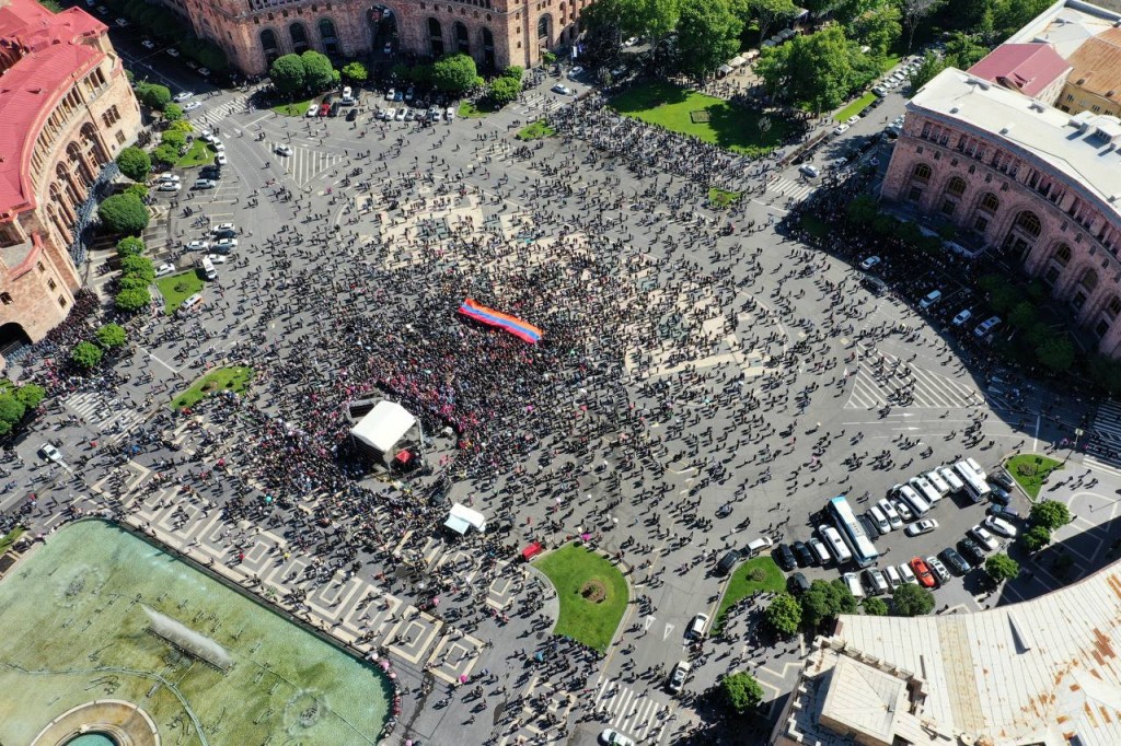 Протестующие перекрывают дороги в Армении