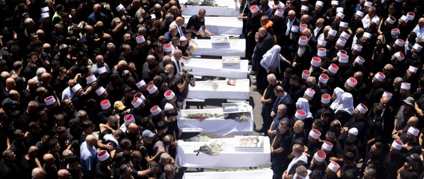 Израиль и "Хезболла" на грани полномасштабной войны после того, как 12 человек погибли в результате ракетного удара.