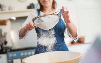 Большинство людей неправильно хранят муку и сахар? Вот что нужно сделать сразу после покупки — Полезно