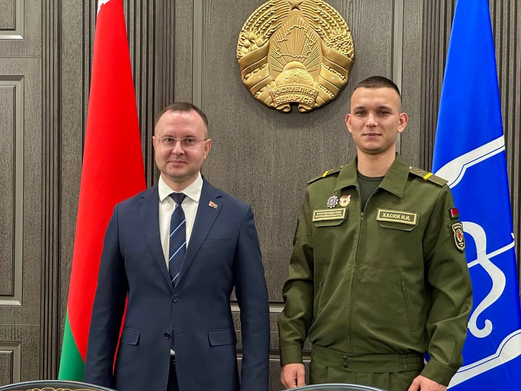 Глава Бреста наградил мужчину, спасшего ребенка